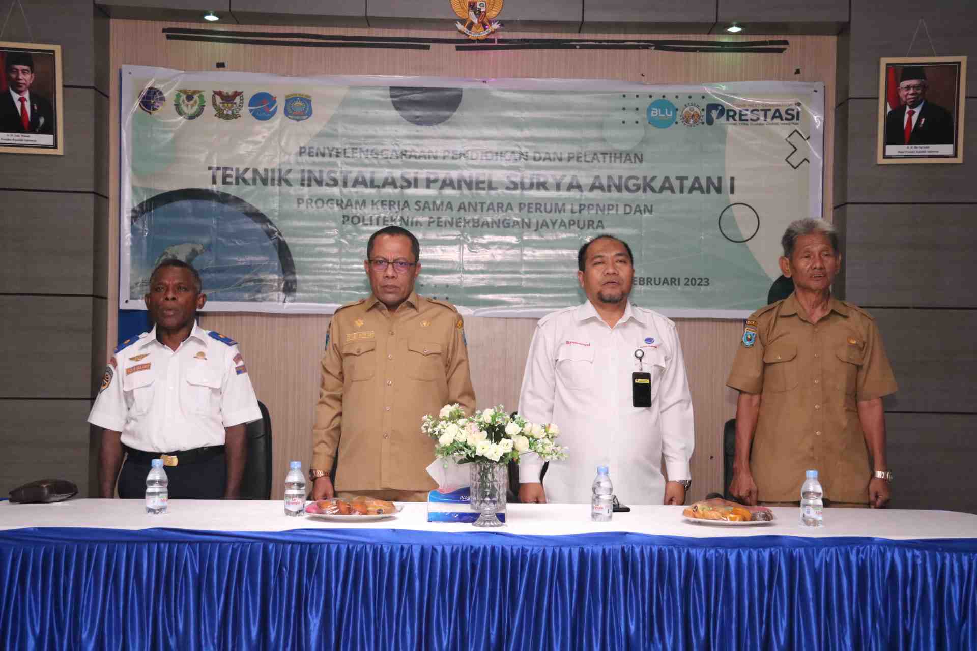 Perum LPPNPI dan Politeknik Penerbangan Jayapura Latih Masyarakat 3 T  Terkait Teknik Instalasi Panel Surya 