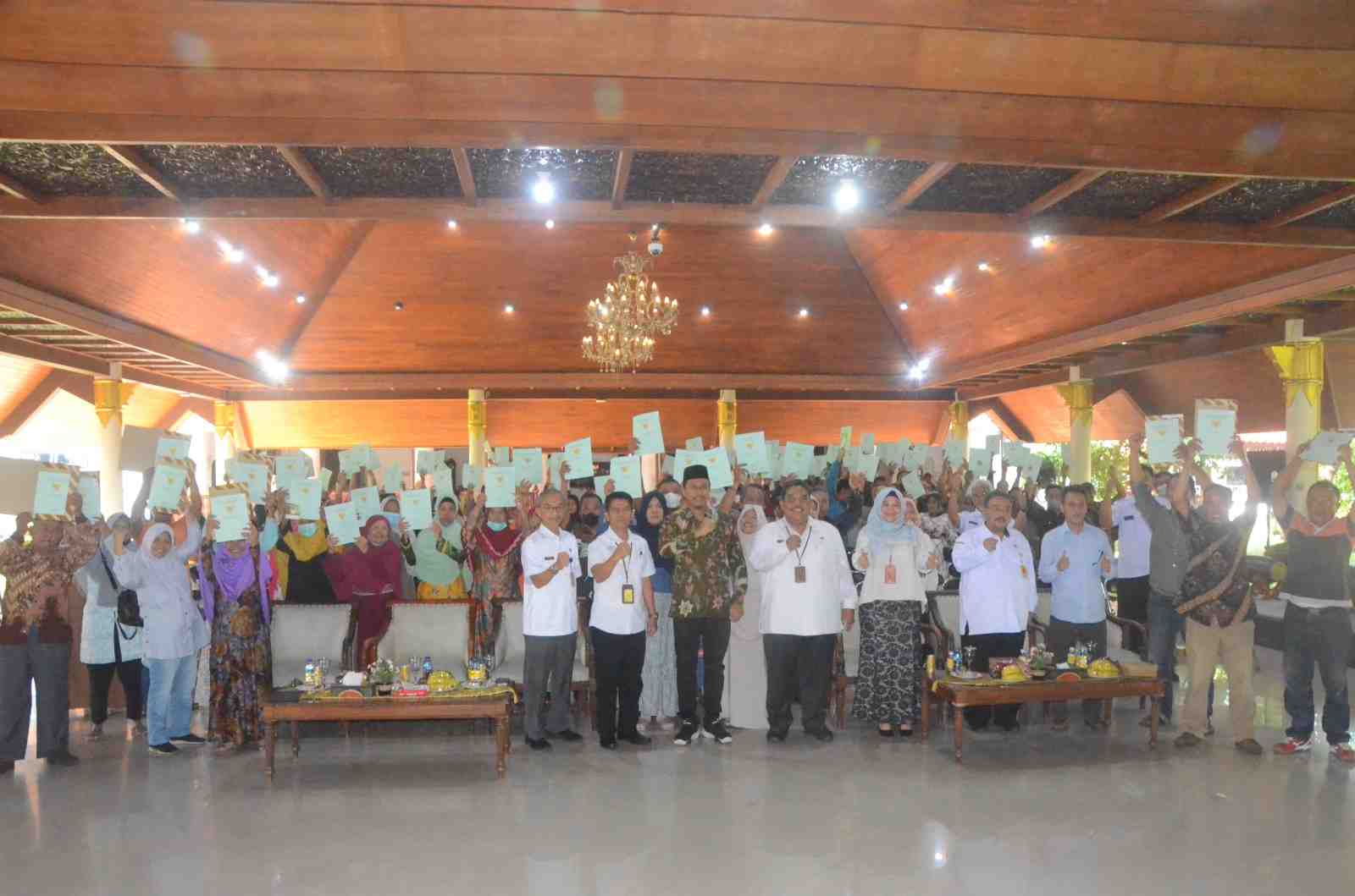 Bupati Sidoarjo Menyerahkan  SHAT Untuk 100 Pelaku Usaha Mikro Desa Dukuh Tengah