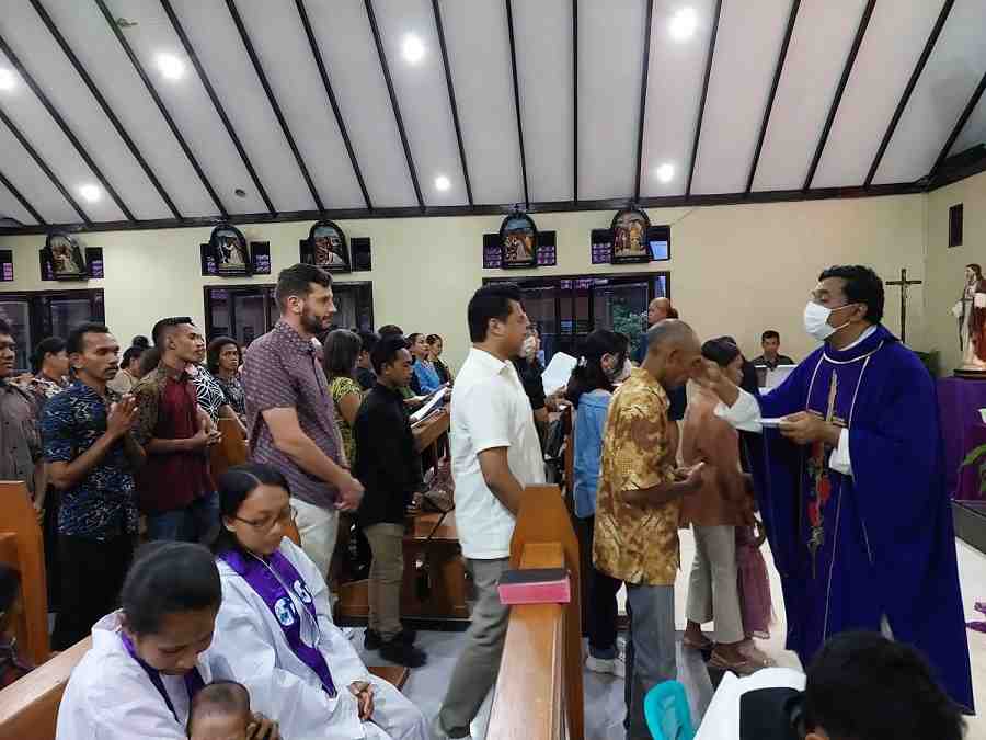 Perayaan Ekaristi Hari Rabu Abu di Gereja Katolik Waisai-Raja Ampat