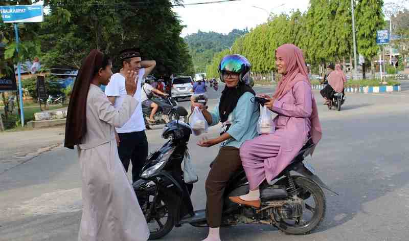 Panitia Perayaan Paskah Gereja Katolik Raja Ampat Bagikan Takjil di Kota Waisai