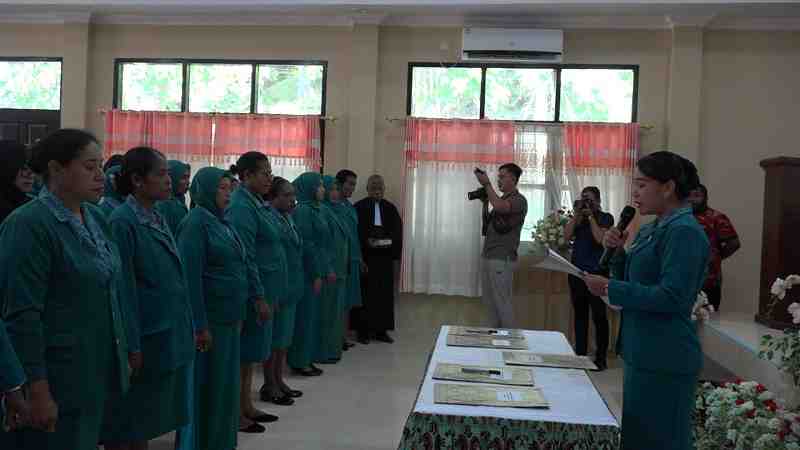 Ketua TP PKK Distrik Kota Waisai Lantik Ketua dan Badan Pengurus TP PKK Empat Kelurahan