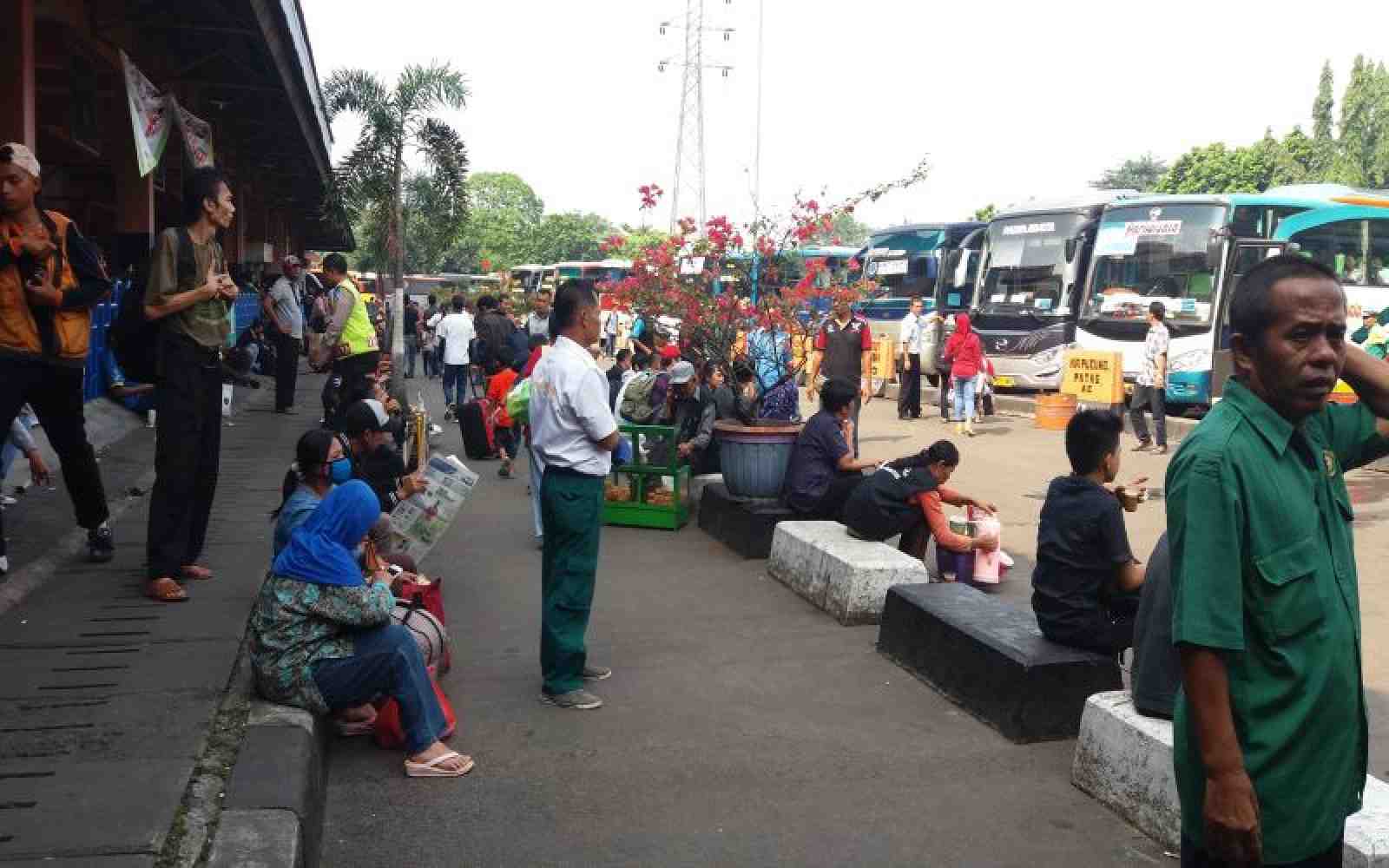 H+1 Idulfitri 2023, Masih Banyak Pemudik di Terminal Kampung Rambutan 