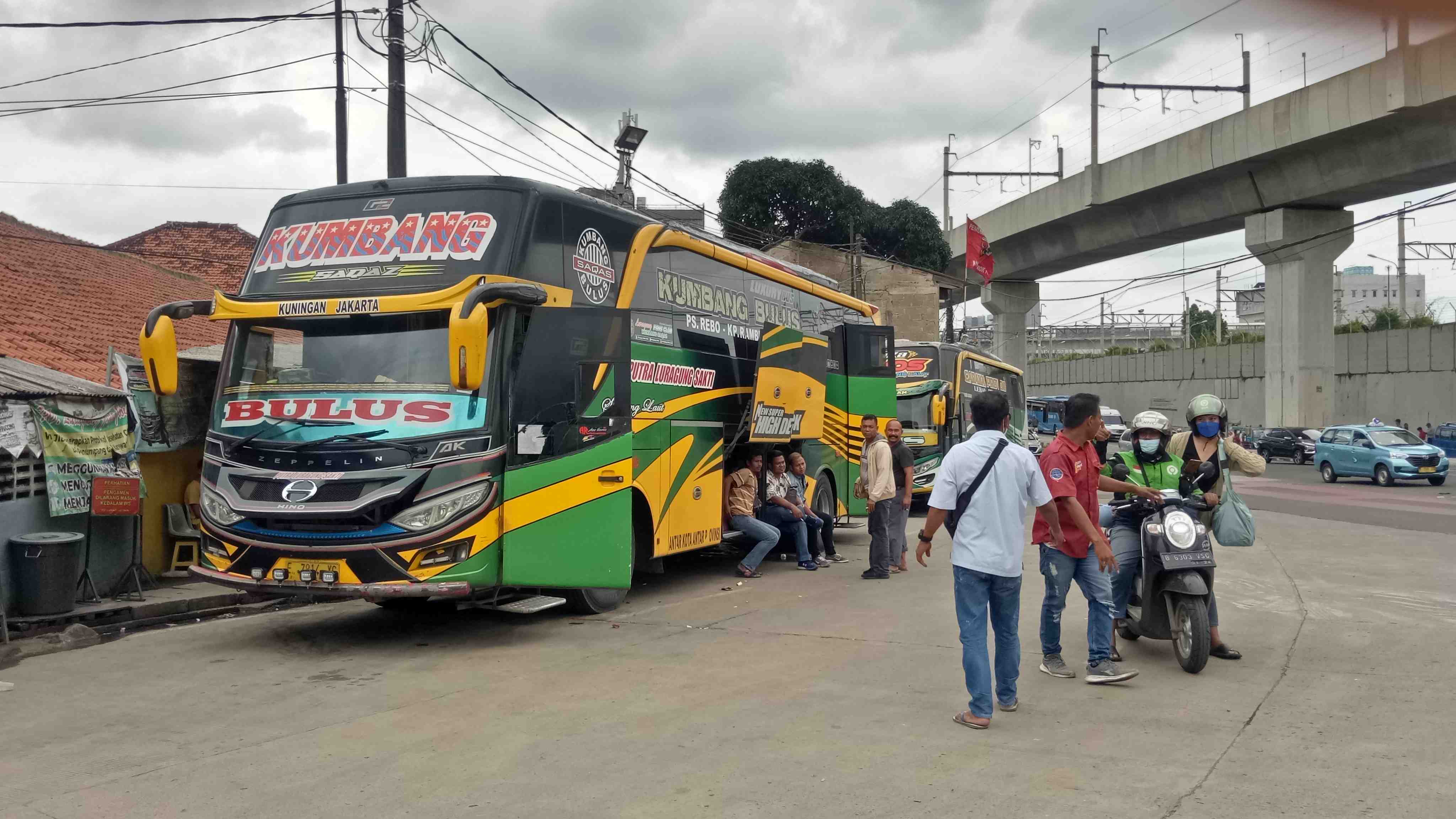 Pemudik di Terminal Kampung Rambutan pada Hari Raya Idulfitri Landai
