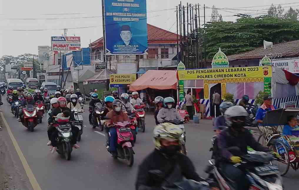 Pemudik Terus Padati Arteri Cirebon