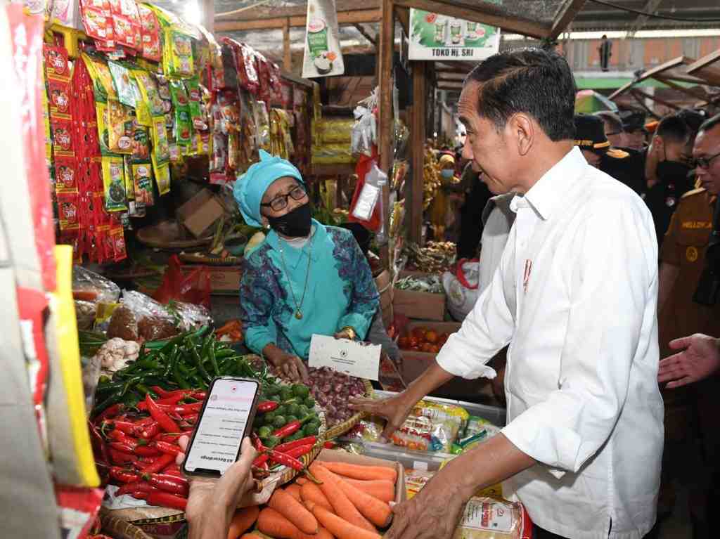 Presiden Pantau Harga Bapok dan Menyerahkan Bansos di Pasar Kelapa Cilegon