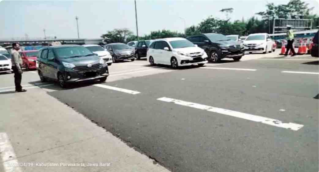 KM 36 hingga KM 68 Arah Cikampek Jalan Tol Jakarta-Cikampek Diberlakukan Contraflow 