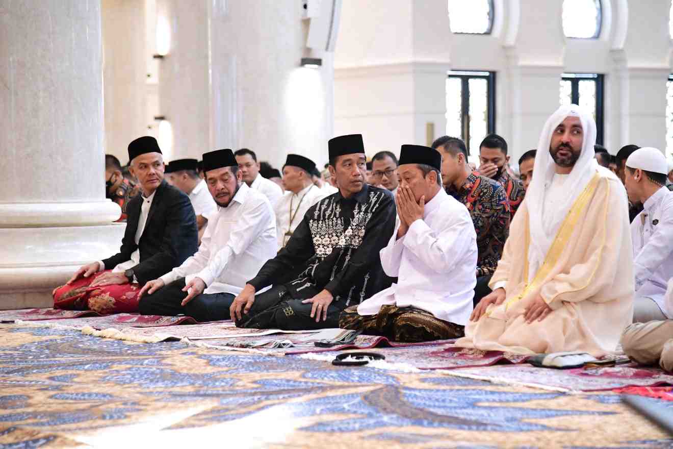 Presiden Melaksanakan Salat Idulfitri di Masjid Raya Sheikh Zayed