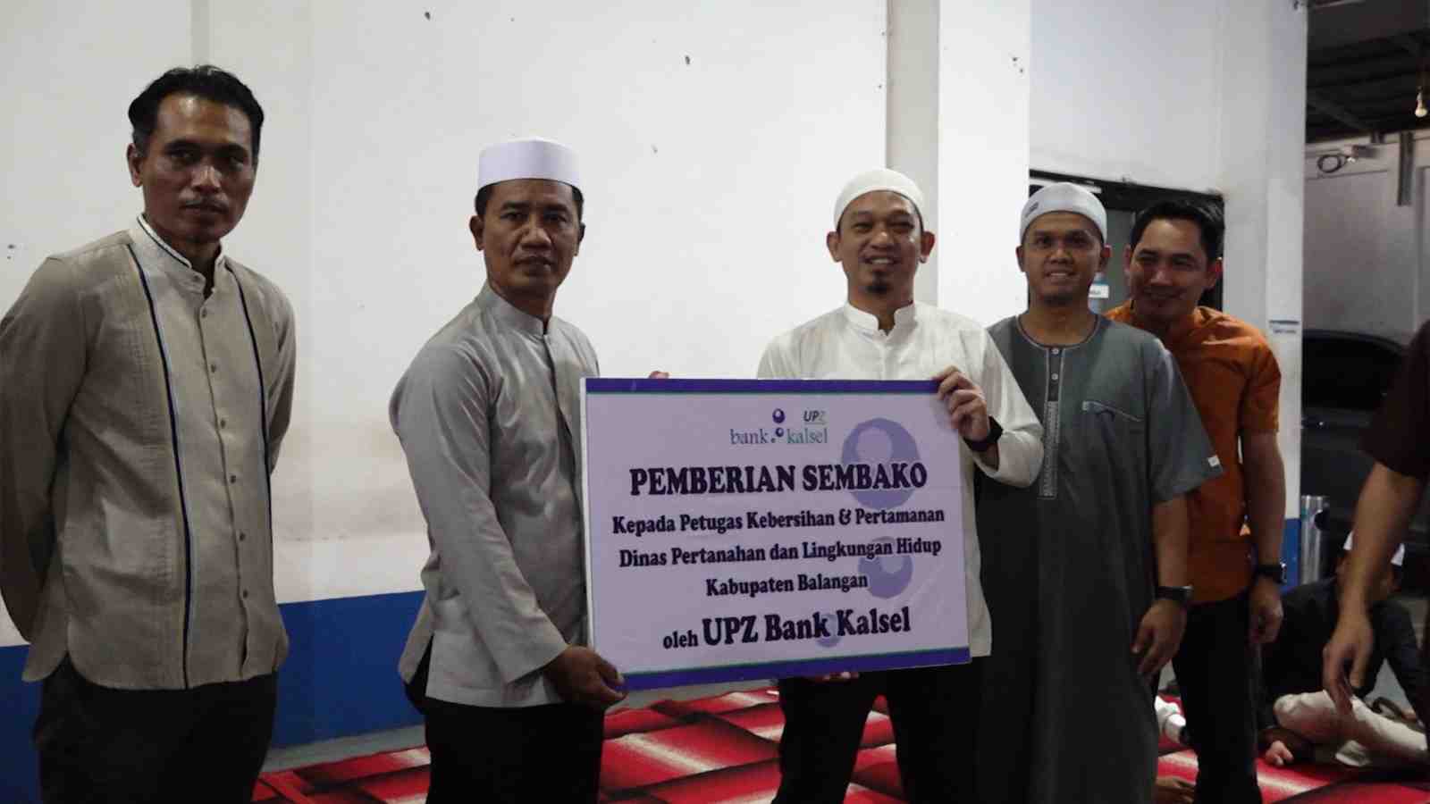 Bank Kalsel Cabang Paringin Bagikan Ratusan Sembako Kepada Pasukan Kuning