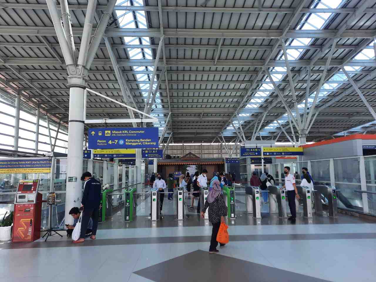 Stasiun Bekasi Berangkatkan 2600 Penumpang