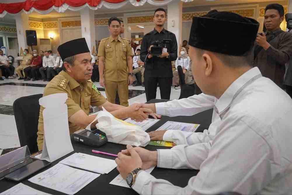 Serahkan Zakat, Gubernur Syamsuar Harap Tepat Sasaran dan Prioritaskan Miskin Ekstrem