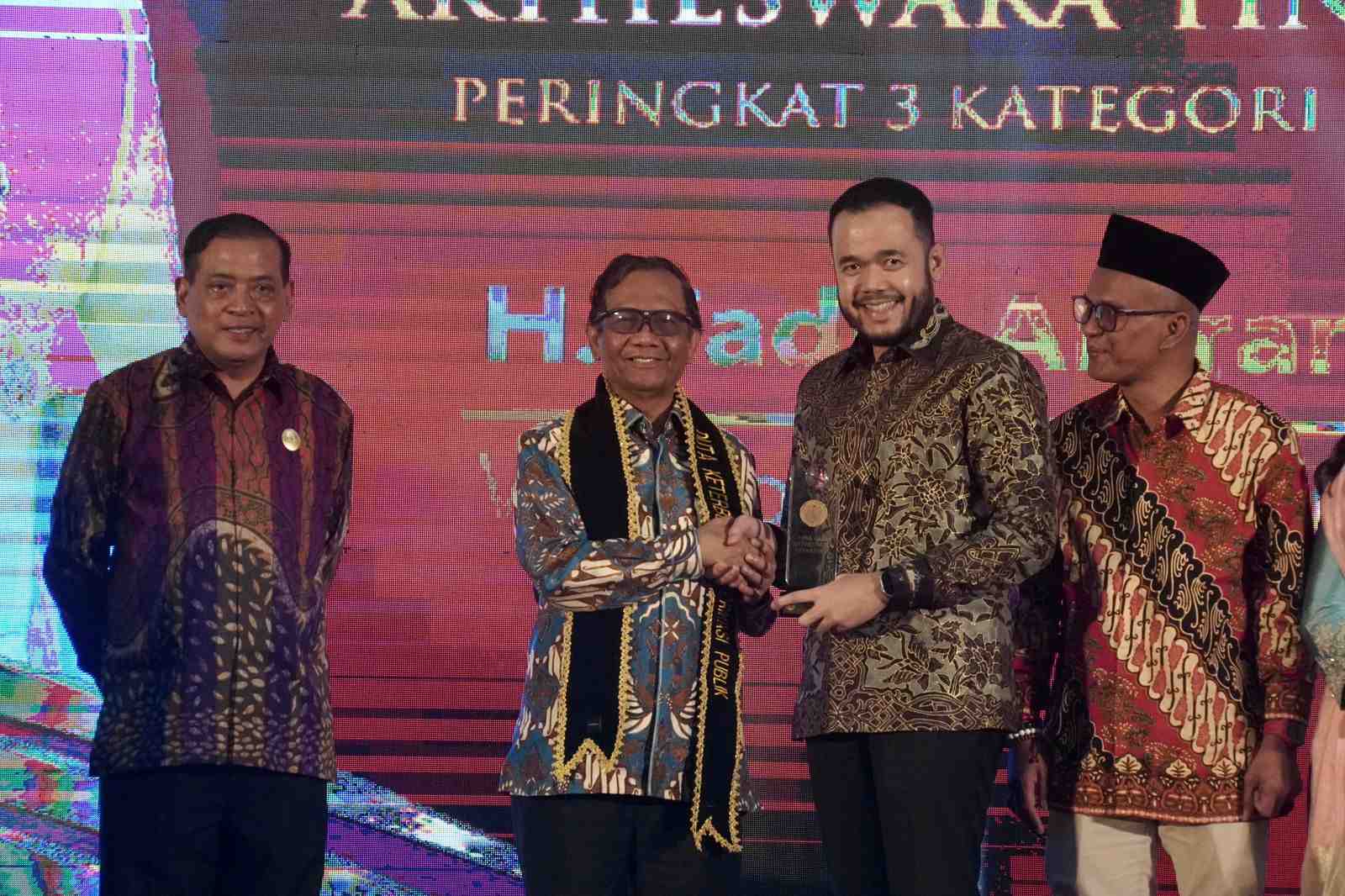 Raih Anugerah Tinarbuka,  Fadly Amran Harumkan Nama Sumbar di Tingkat Nasional