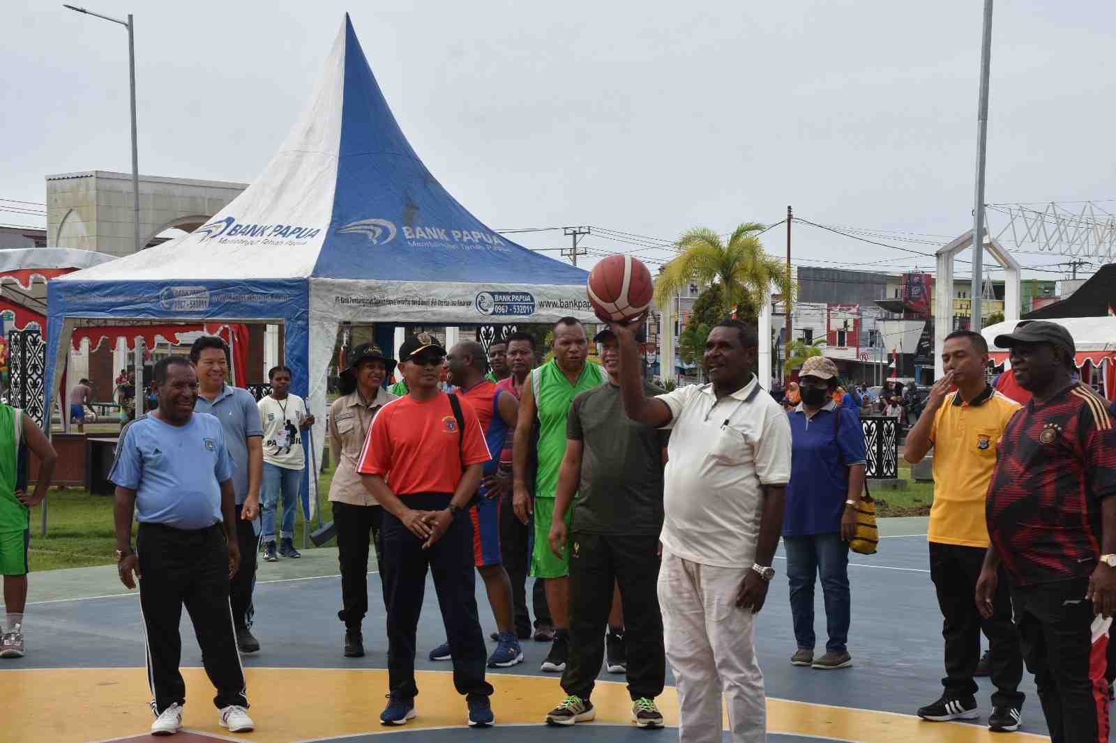 Jelang HUT ke-56 Kabupaten Sorong Gelar Pertandingan Eksebisi Basket dan Bola Volley