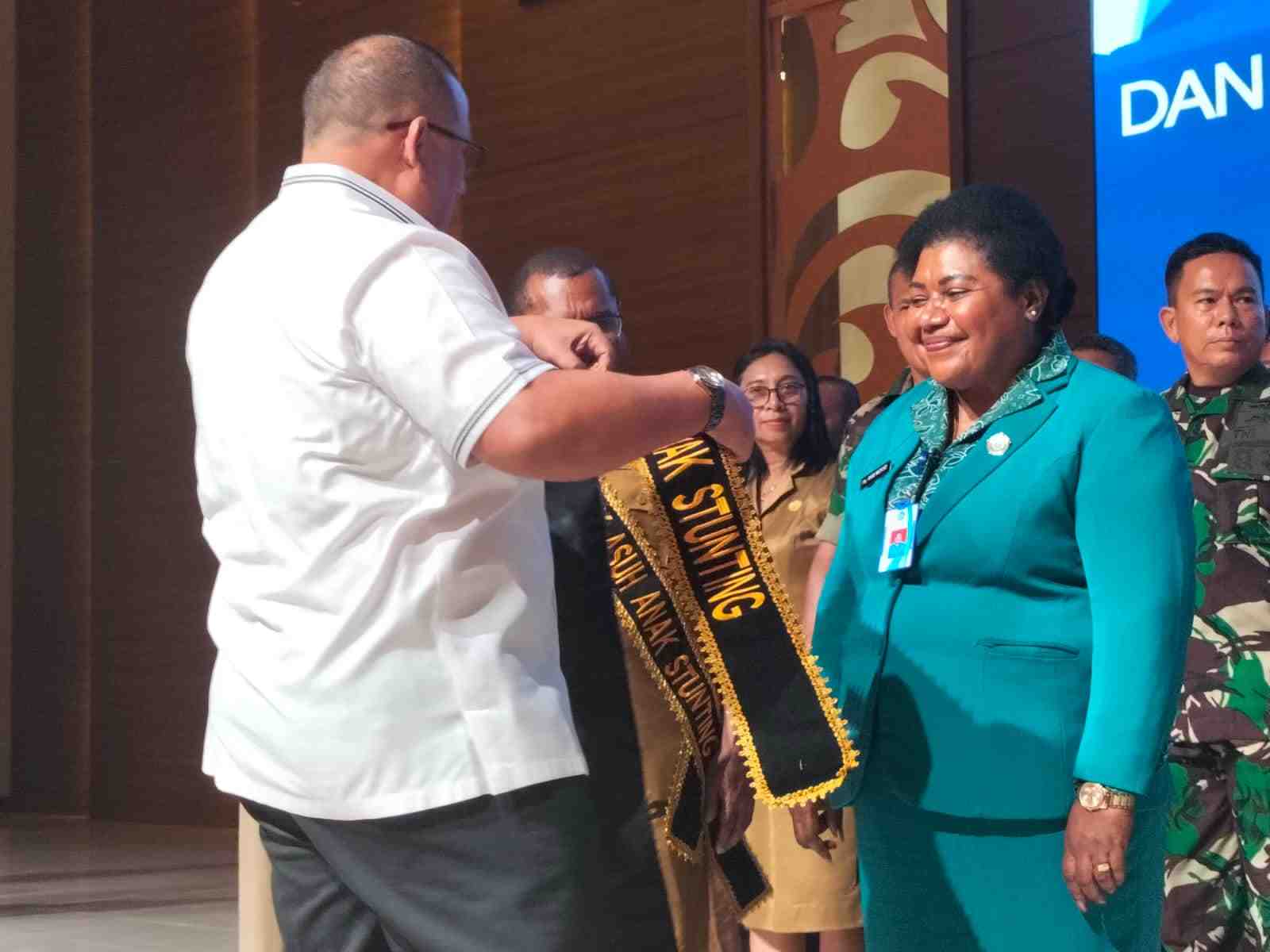 Pj Gubernur PBD Kukuhkan YP Moso Sebagai Bapak Asuh Anak Stunting di Kabupaten Sorong