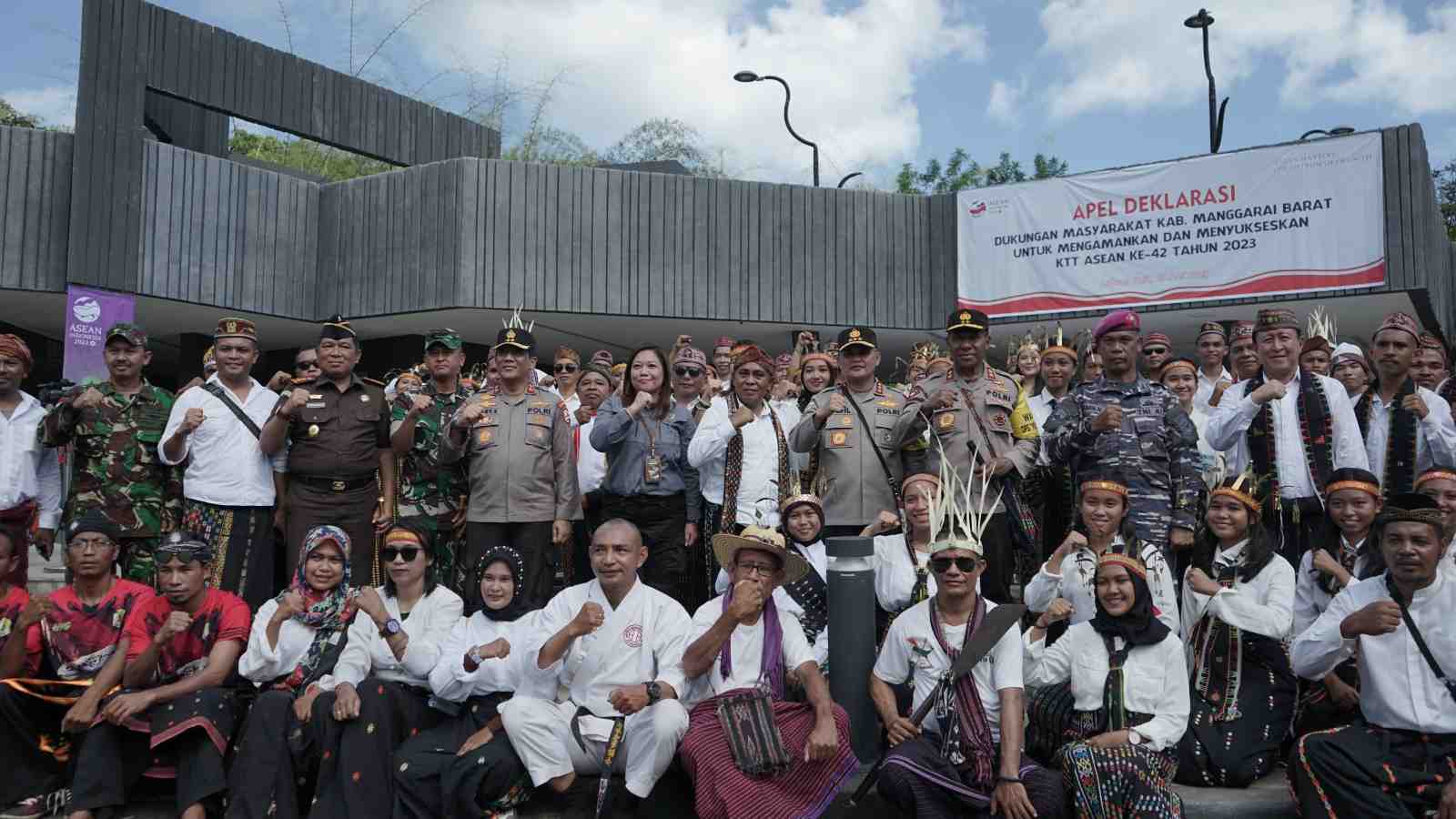 Masyarakat di Labuan Bajo Ikrarkan Dukungan untuk KTT ASEAN ke-42
