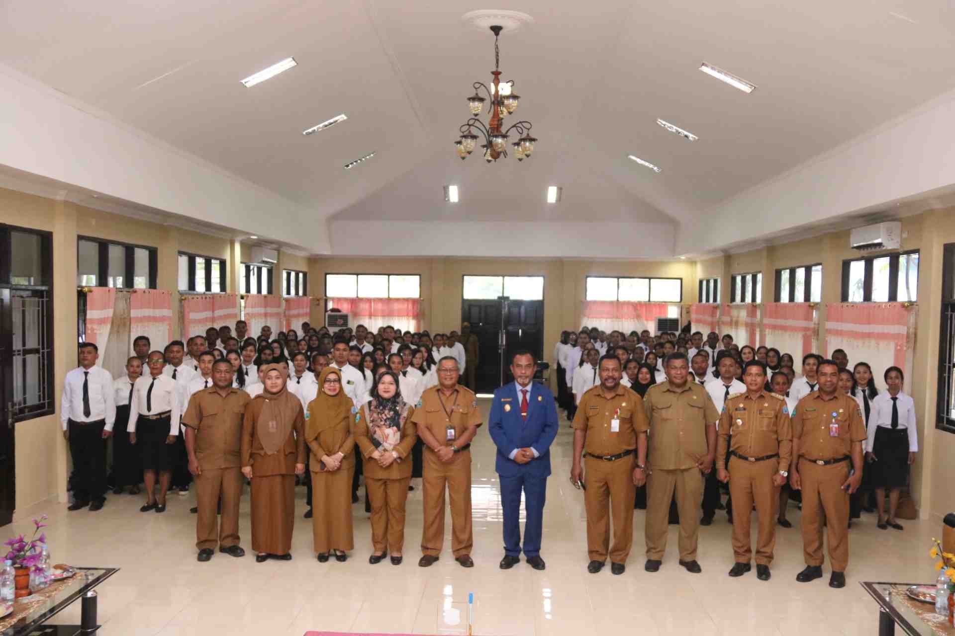 Bupati AFU Serahkan SK P3K Bagi 198 Nakes Raja Ampat