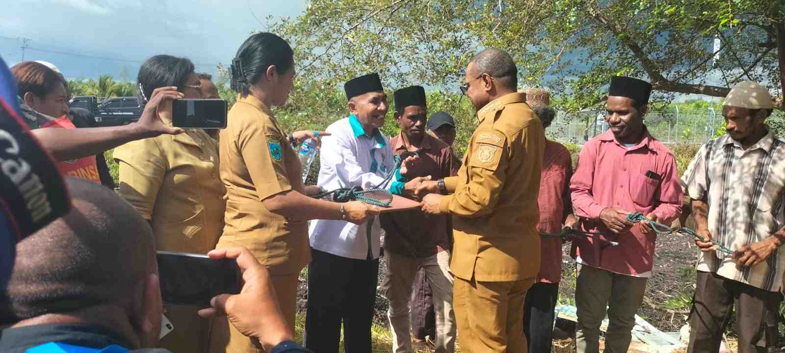 Pemkab Sorong Serahkan Hewan Kurban di Masjid Al Jabar Kampung Maibo