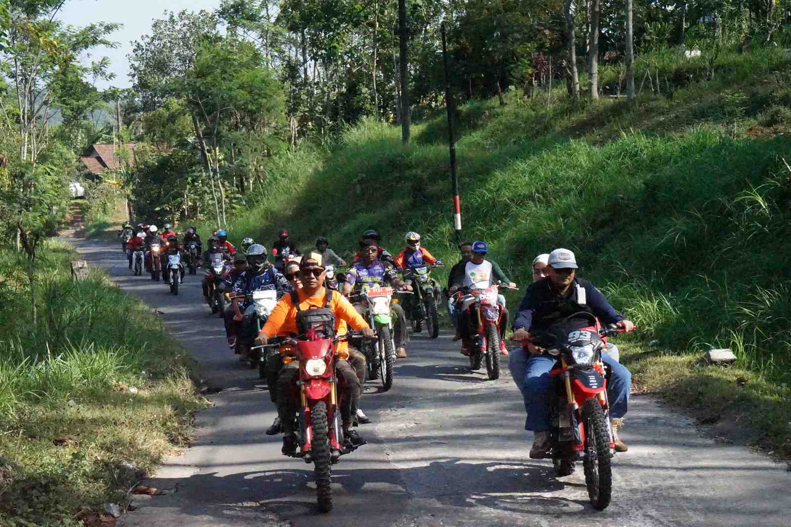 Wabup Timbul dan Sekda Ugas Touring Bersama Komunitas Trail dan Jeep Wisata