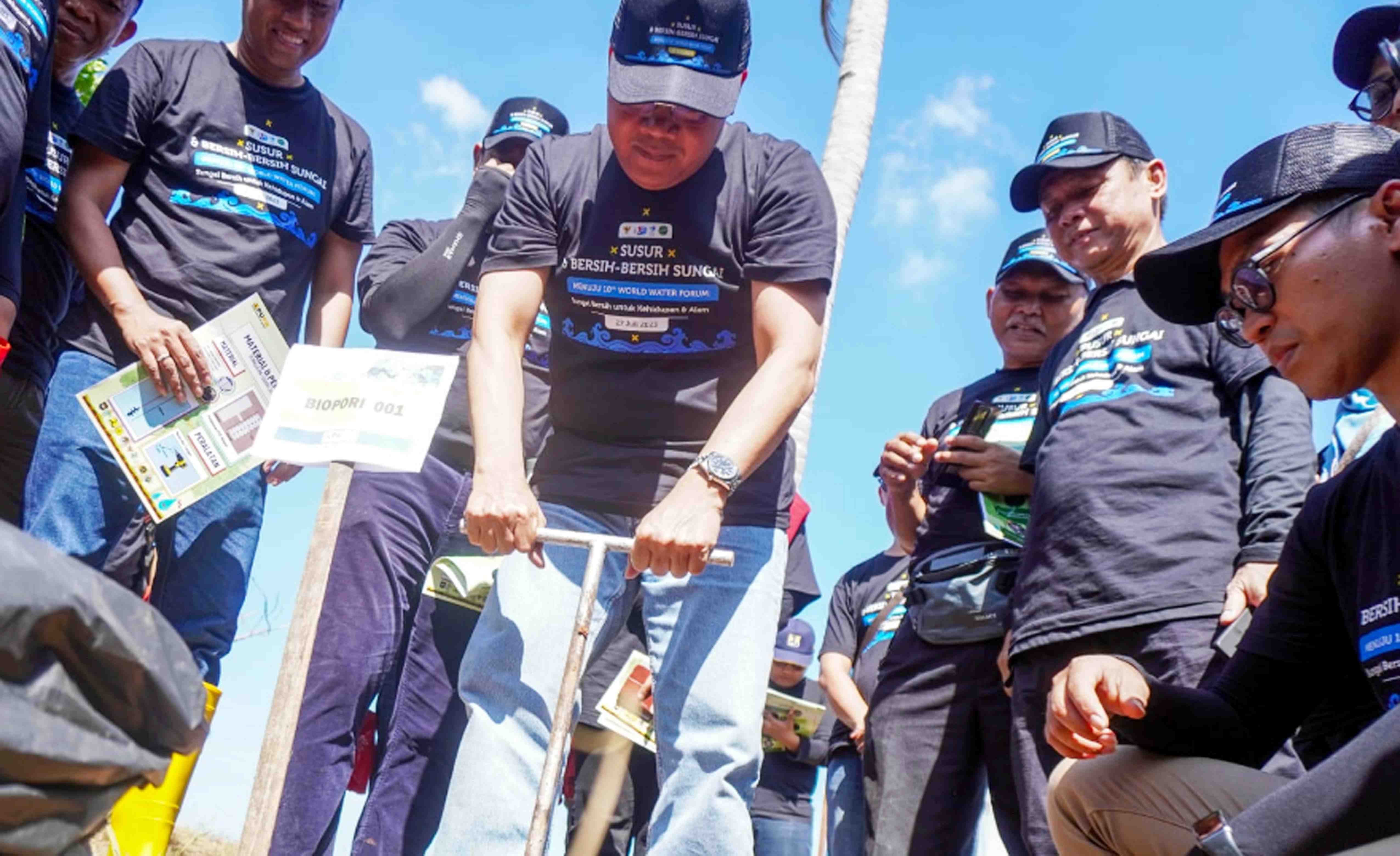 Dikomando Gubernur Rohidin, Seberat 1,6 Ton Sampah Berhasil Diangkat dari Muara Sungai, Kota Bengkulu