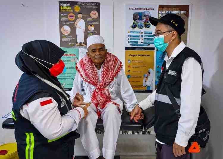 Petugas KKHI Anggap Jemaah sebagai Orang Tua Sendiri