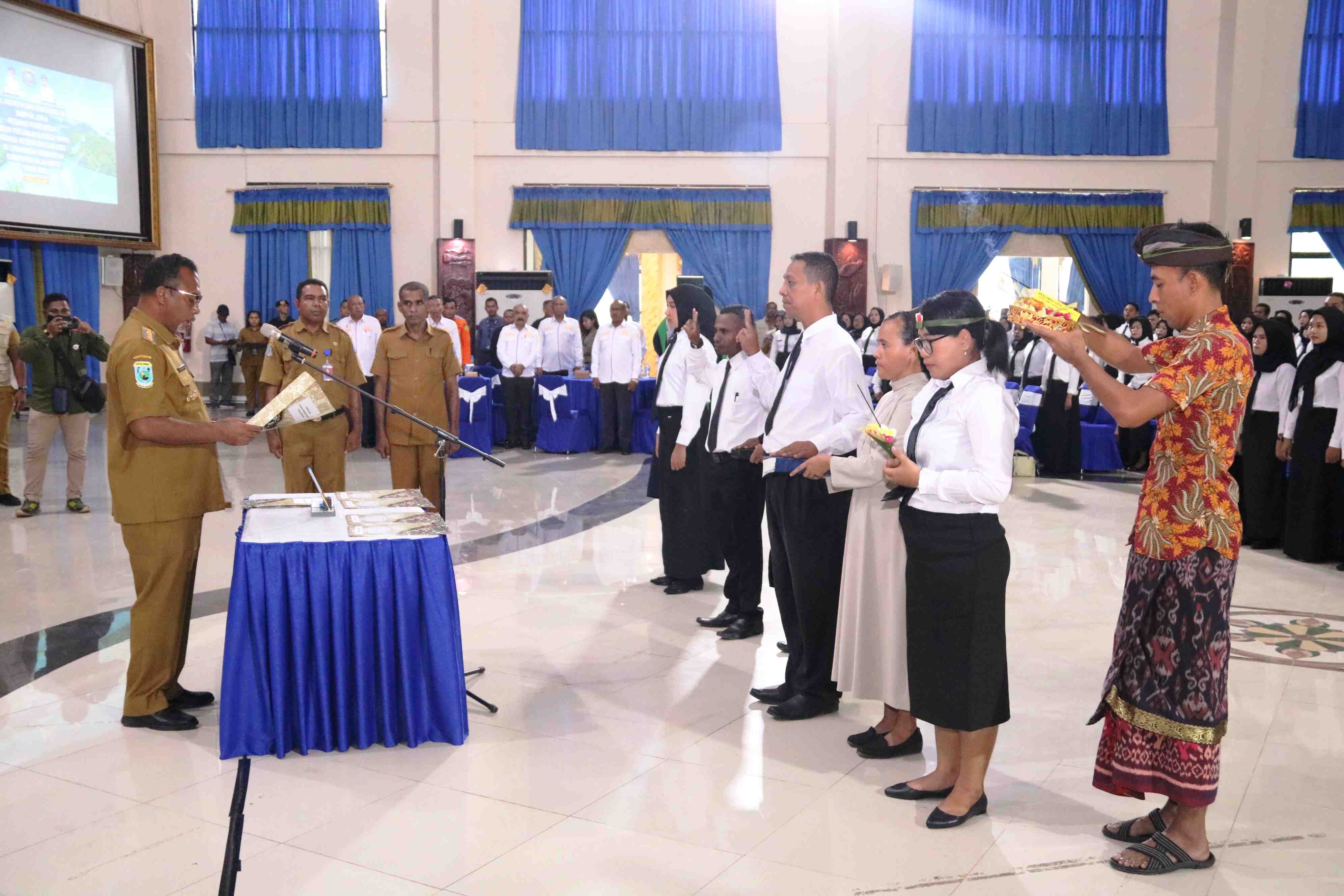Bupati AFU Ambil Sumpah Janji 497 P3K Kesehatan dan Tenaga Pendidik Raja Ampat