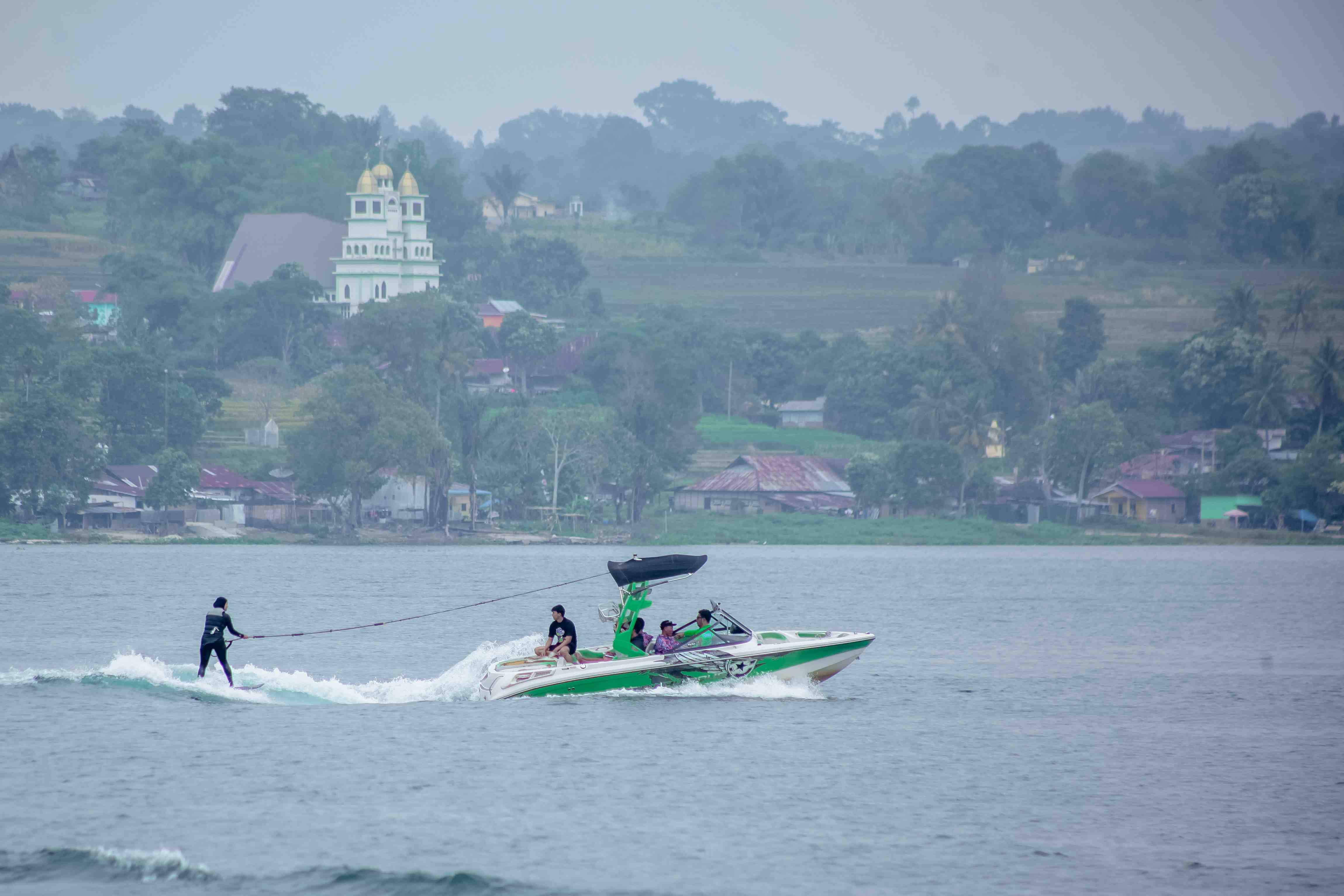 Atlet Ski Air Kagumi Keindahan Danau Toba