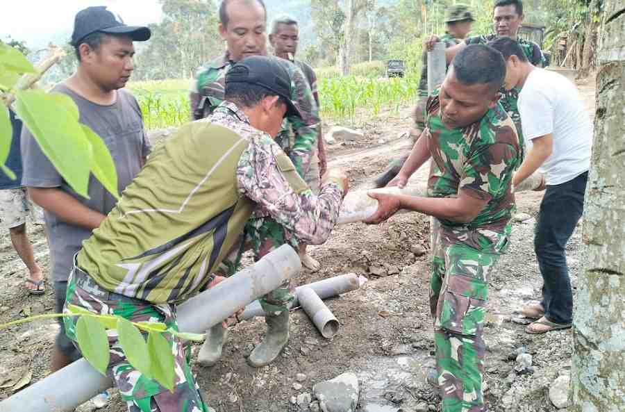 TNI Bersama Warga Perbaiki Pipa Air Rusak