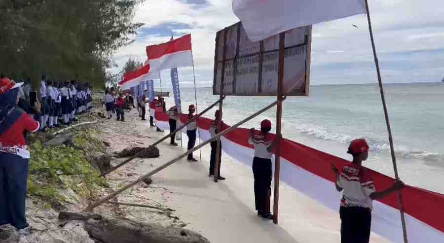  Papua Barat Daya Bentangkan Bendera 78 M di Pulau Terluar 