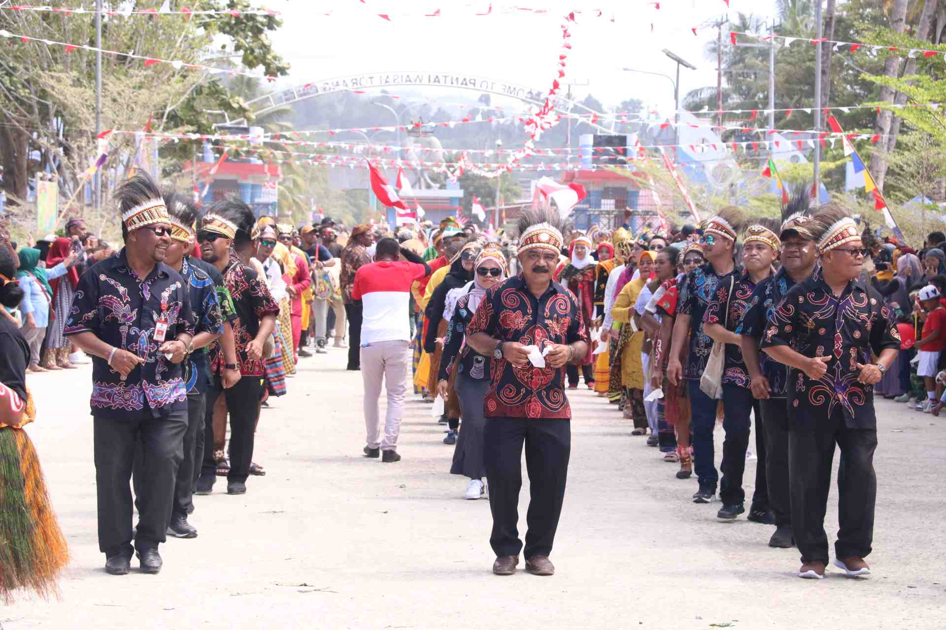 Meriahkan HUT 78 RI, Ribuan Warga Raja Ampat Hadiri Karnaval Budaya & Profesi