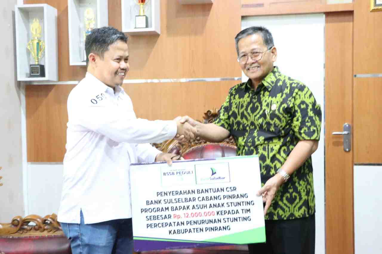 Bank Sulselbar Serahkan Bantuan CSR Kepada Ketua TPPS Pinrang