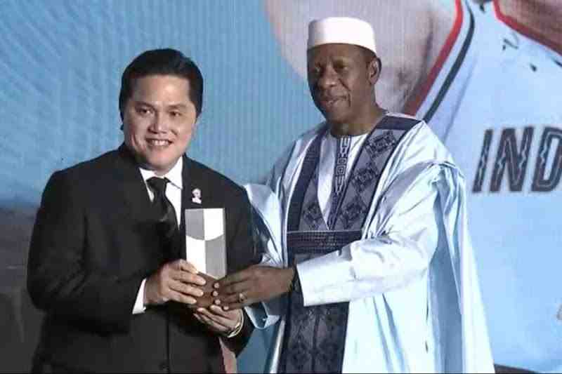 Erick Thohir Dapat Penghargaan FIBA President's Award 2023
