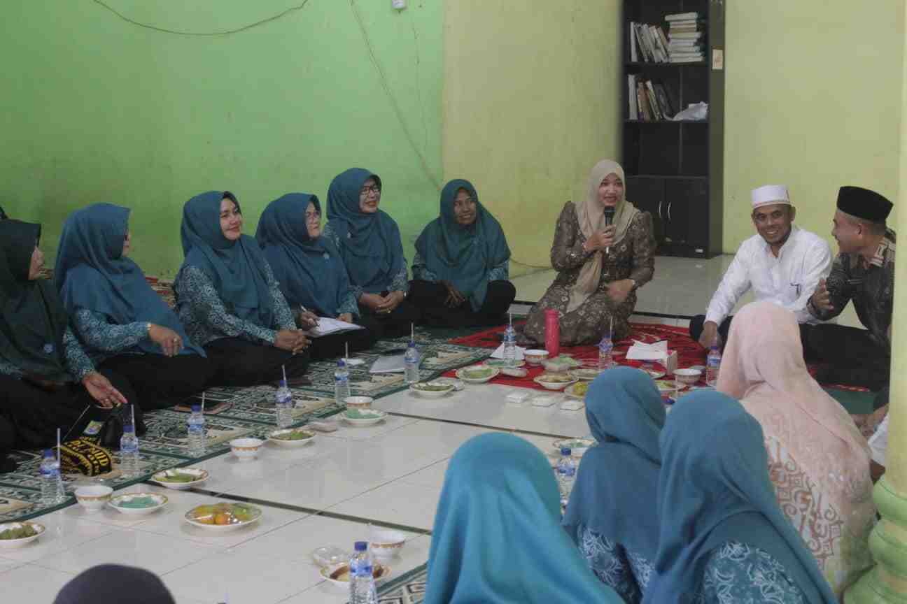 Tekan Stunting, Pj Ketua TP-PKK Serahkan BKB Kit 