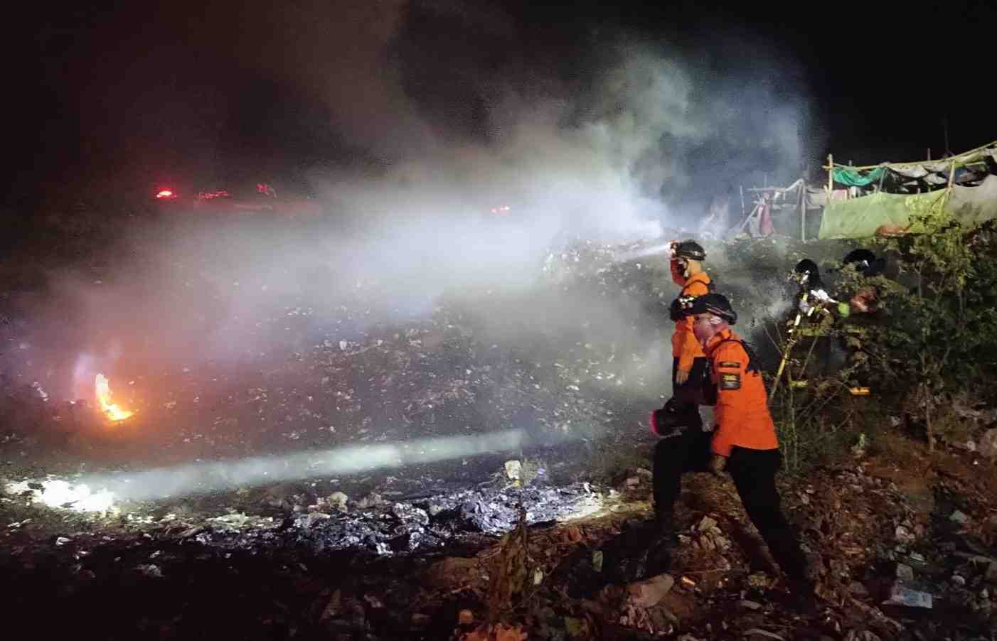 Kebakaran TPA Kopi Luhur Cirebon, Warga Mengungsi karena Asap Tebal