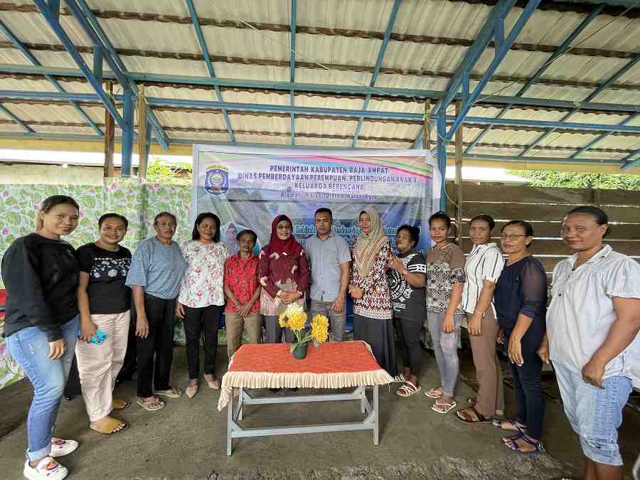 DP3AKB Raja Ampat Latih Ibu-Ibu Dengan Keterampilan Membatik