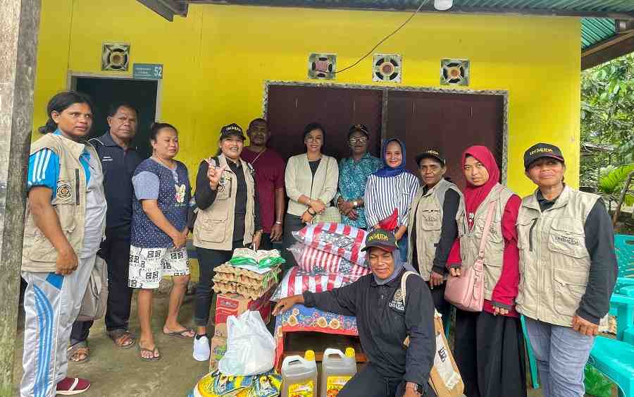 TP PKK Raja Ampat Beri Bantuan bagi Korban Banjir dan Tanah Longsor di Kota Waisai