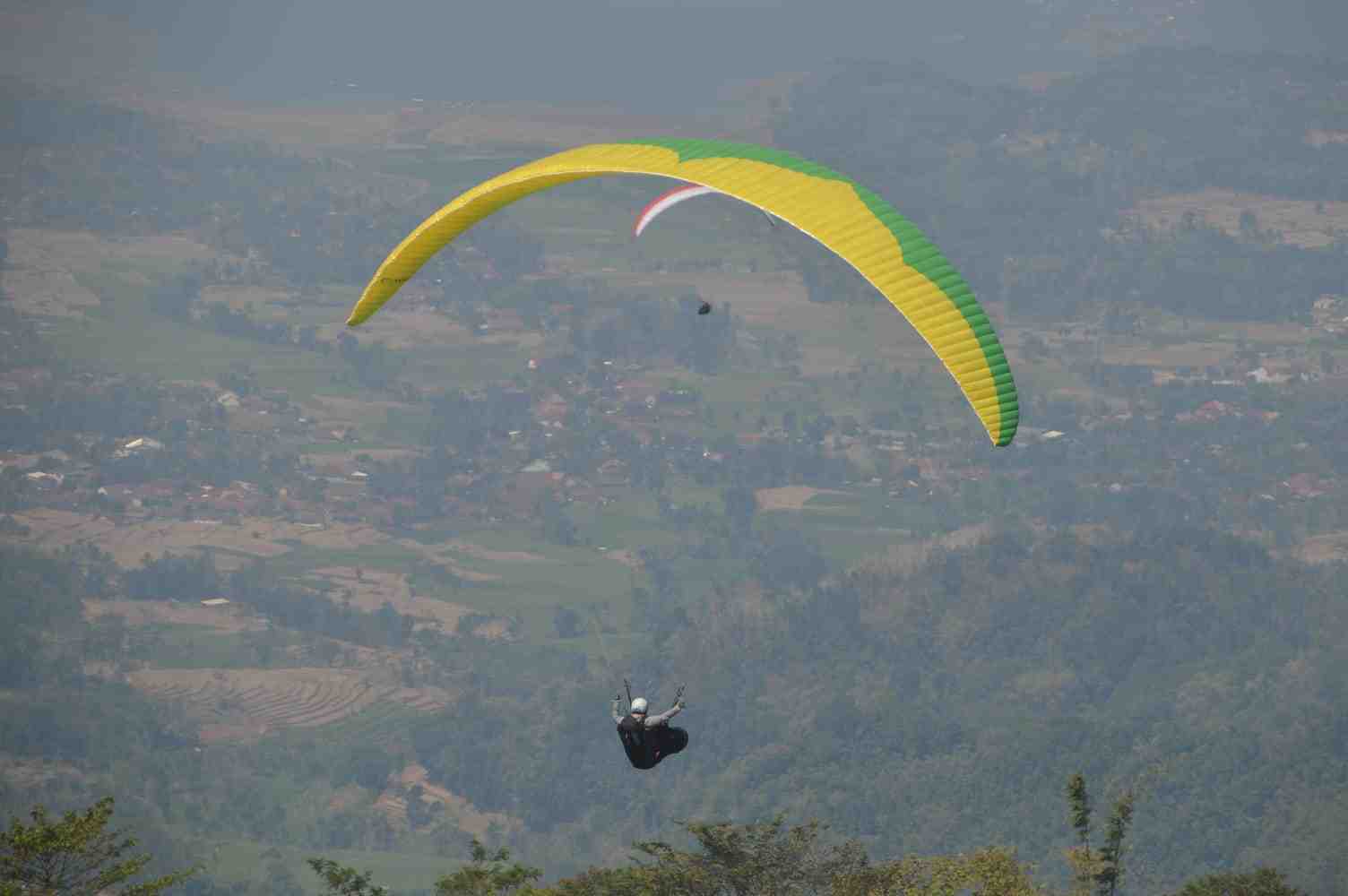 Regu Putri Pacitan Mendarat Paling Tepat di Paralayang Porprov Jatim VIII/2023