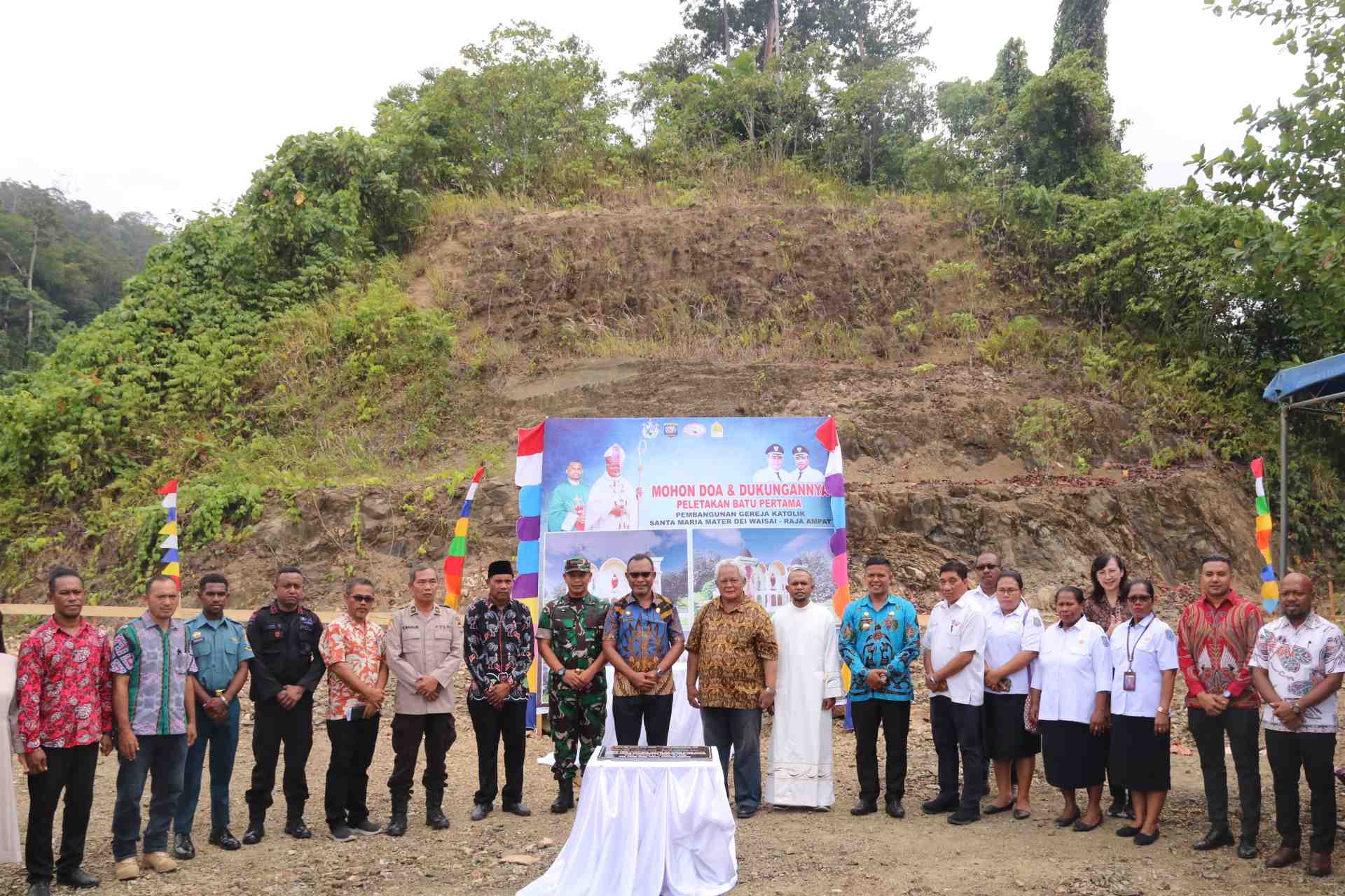 Umat Katolik Raja Ampat Letakan Batu Pertama Pembangunan Gedung Gereja Baru