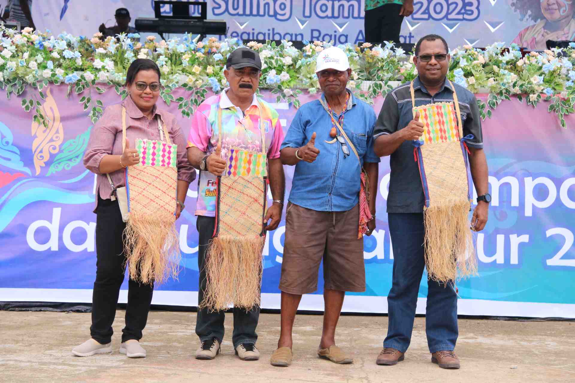 Wabup Raja Ampat Terima Buah Tangan 'Noken' Sanggar Tari Maybrat   