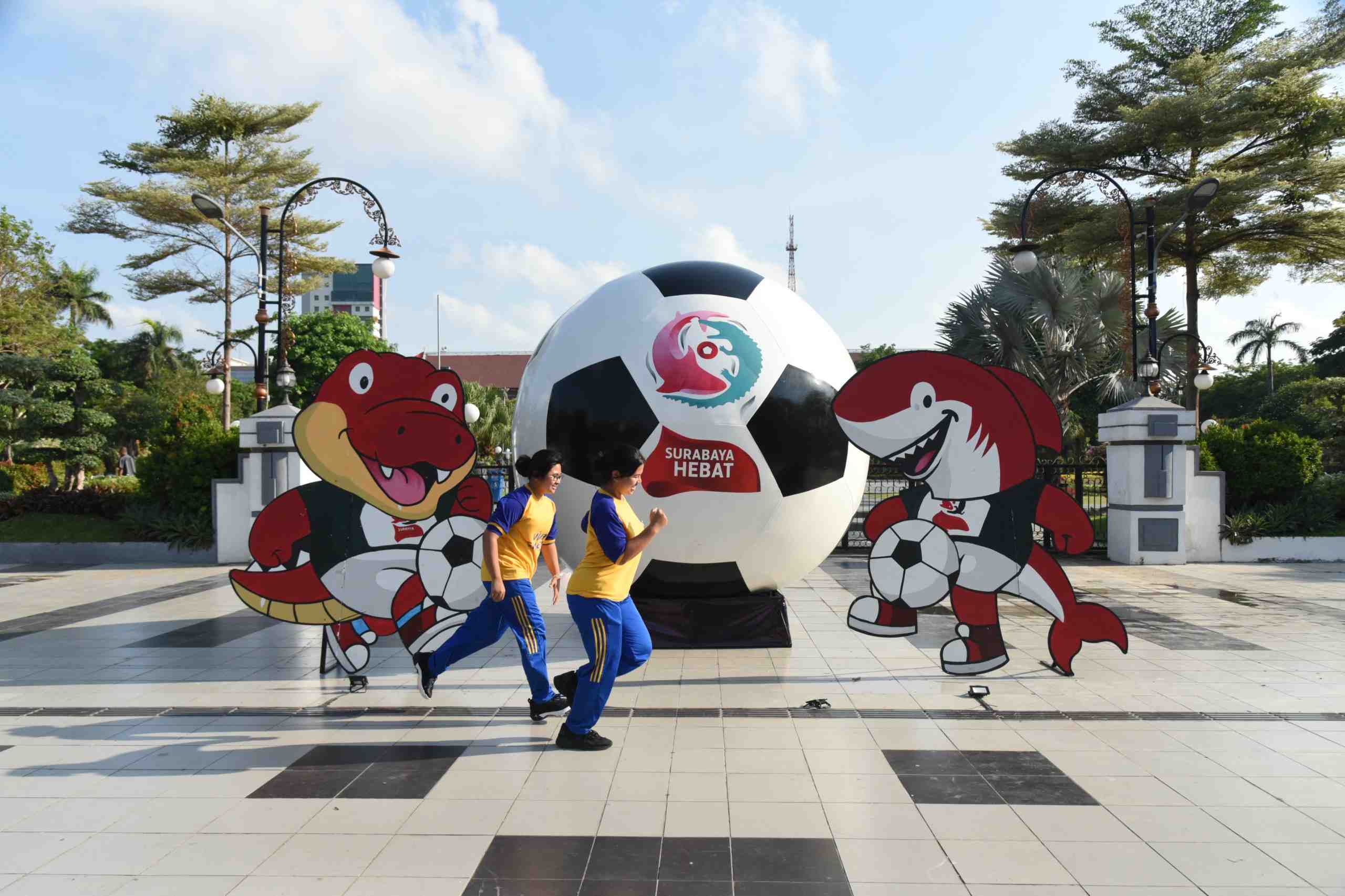 Sambut Piala Dunia U-17, Ragam Dekorasi Terpasang di Balai Pemuda dan Balai Kota Surabaya