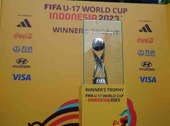 Trophy Experience PD U-17 Singgah di Surabaya, Erick Thohir Ajak Warga Ikut Pawai