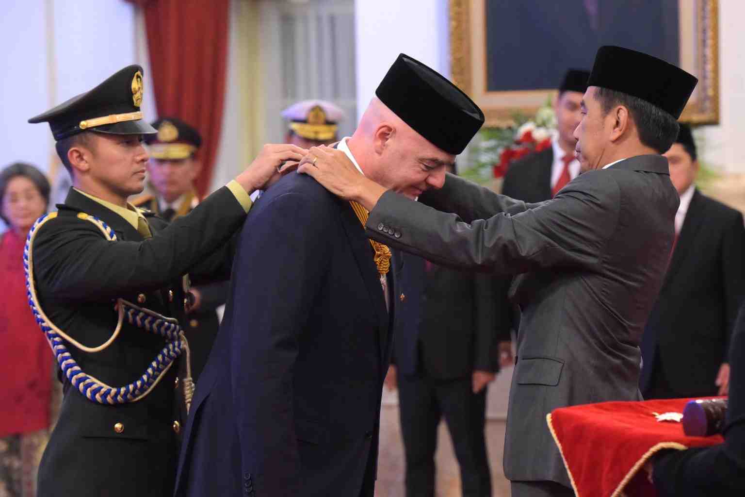 Presiden Jokowi Beri Tanda Kehormatan pada Presiden FIFA