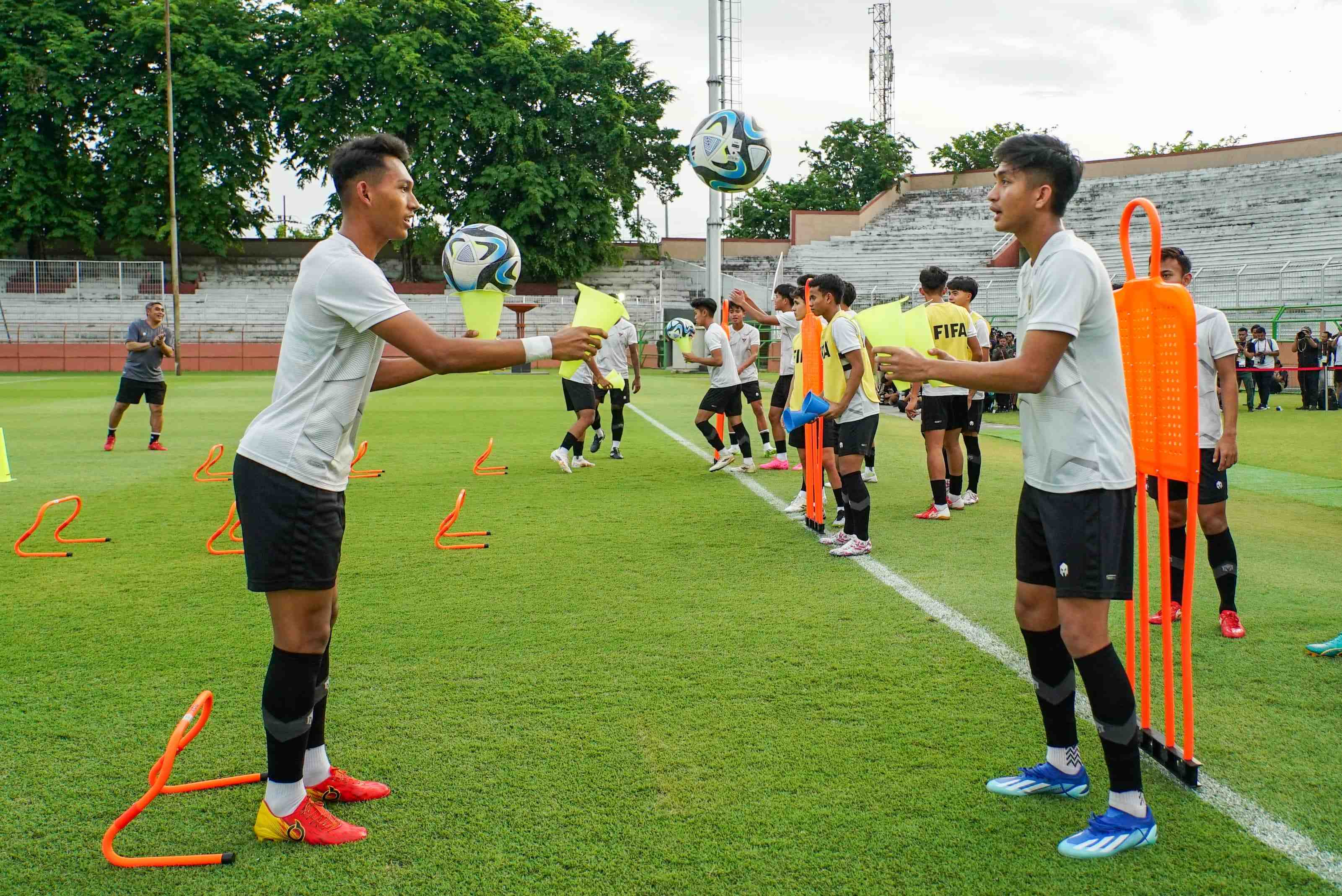 Bima Sakti dan Indra Sjafri Minta Masyarakat Dukung Timnas Indonesia U-17