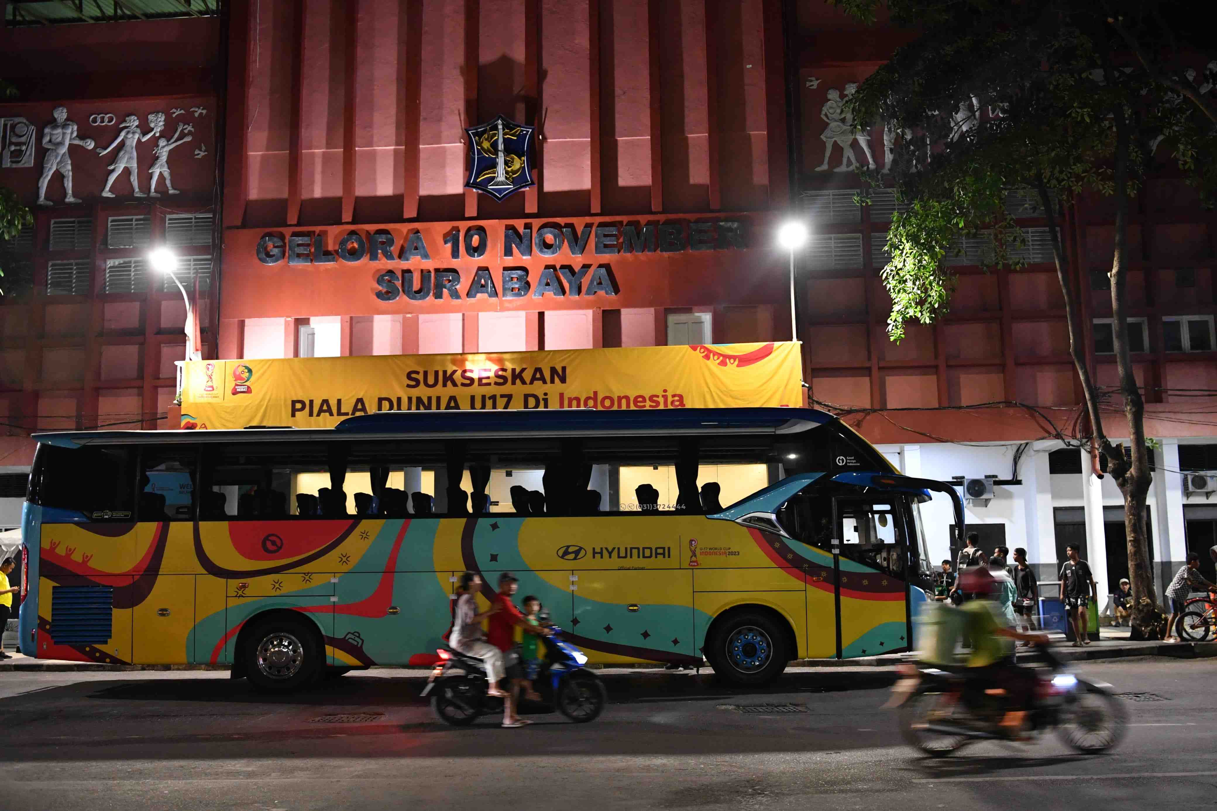 Bangga dan Senangnya Jadi Sopir Bus Timas U-17