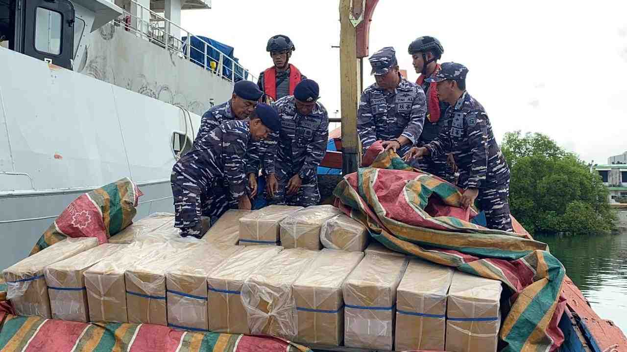TNI AL Gagalkan Penyelundupan 350 Dus Rokok Ilegal Rp 1 Miliar di Aceh Utara