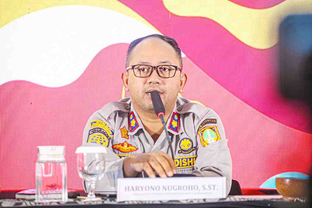 Petugas akan Tindak Kendaraan Parkir di Area Steril Stadion Manahan