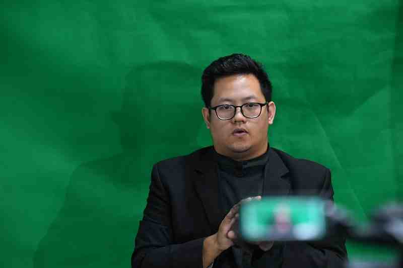 Juru Bahasa Isyarat makin Melengkapi Information Center Piala Dunia U-17 Kominfo 