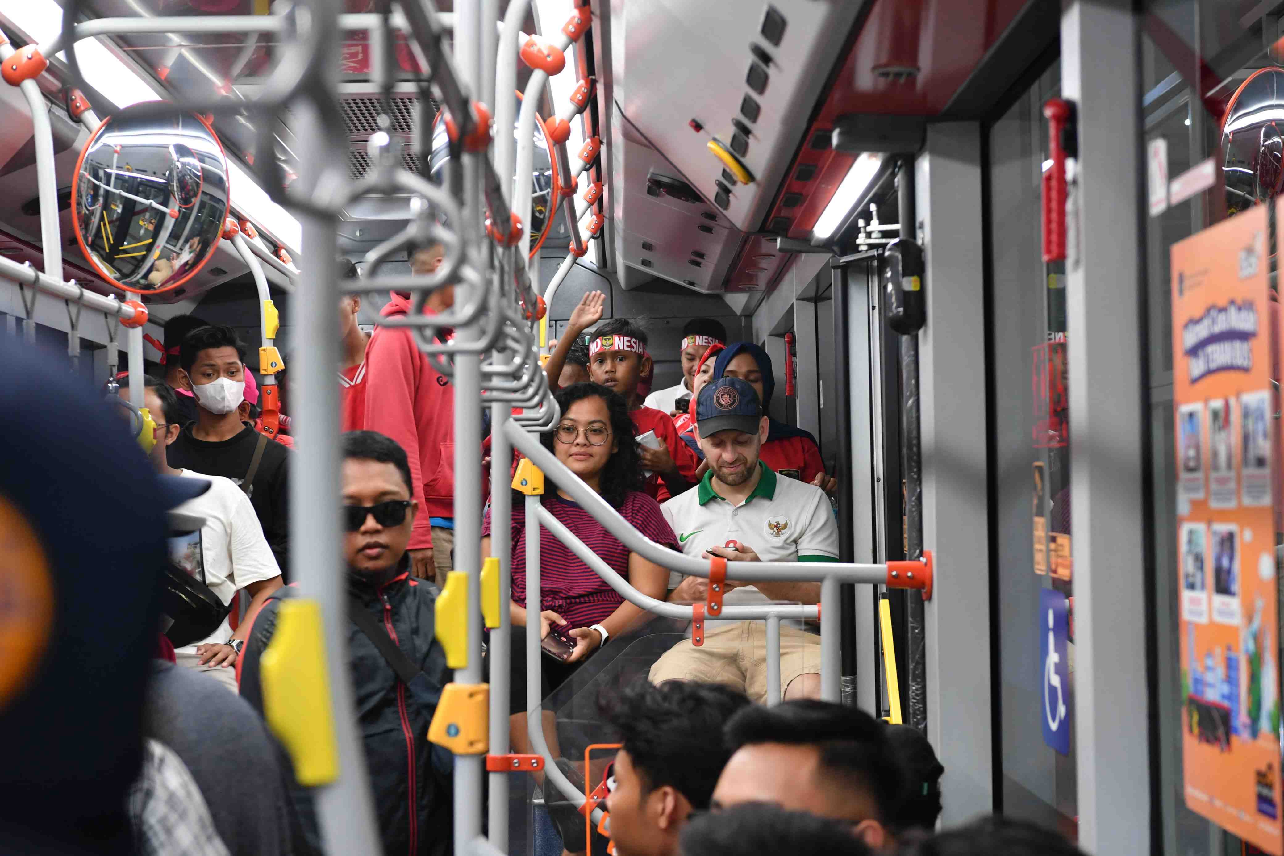 Antusiasnya Masyarakat Nonton Langsung Laga Penentuan Timnas Indonesia U-17 di Surabaya