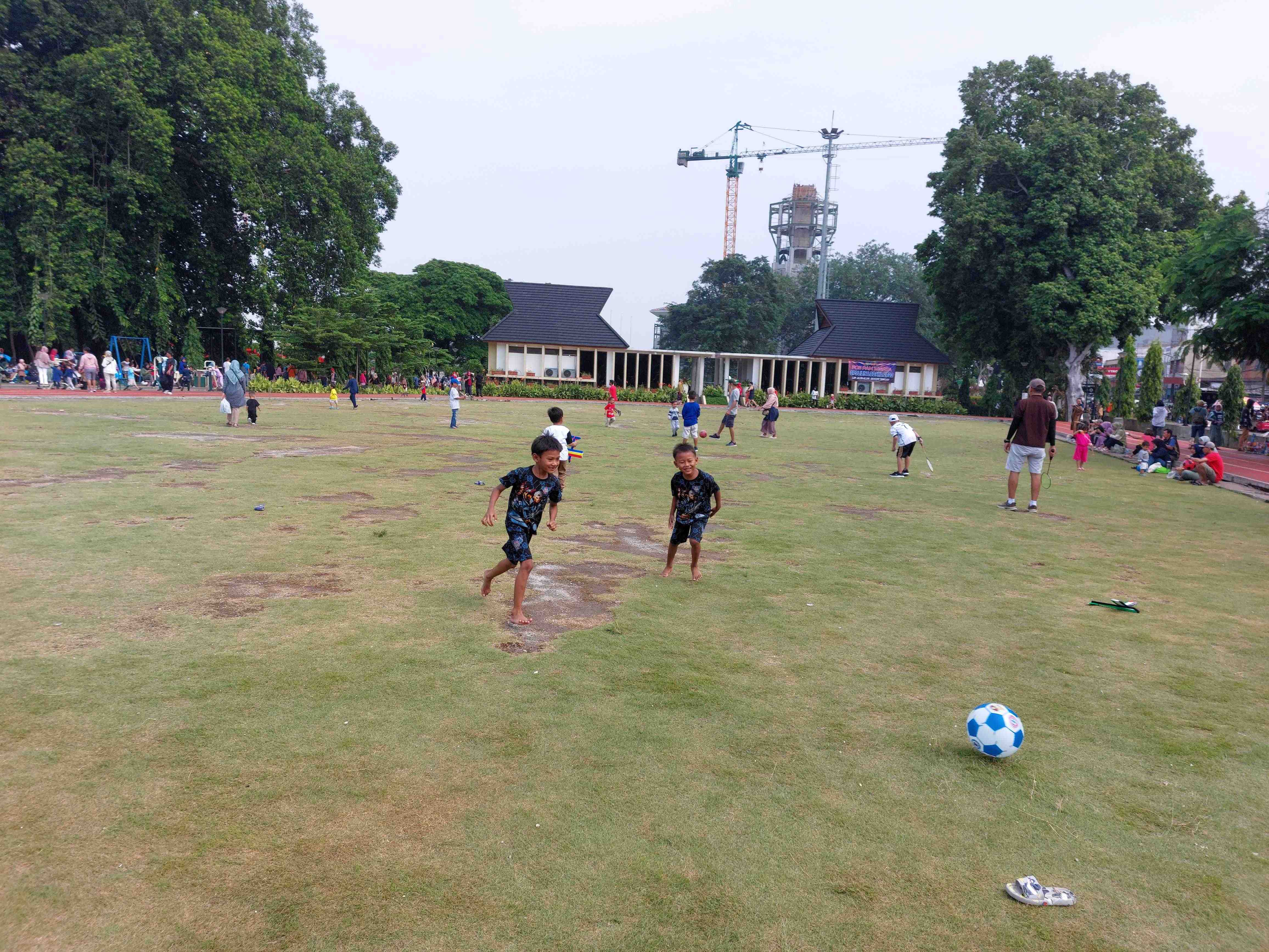 Libur Nataru, Warga Manfaatkan Alun-Alun Kota Bogor