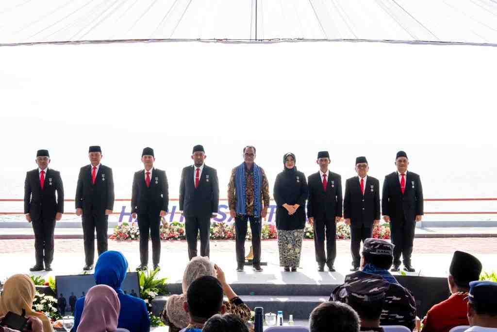 [SIARAN PERS] Berhasil Kelola Wilayah Laut, Tujuh Kepala Daerah Diganjar Satyalencana Wira Karya