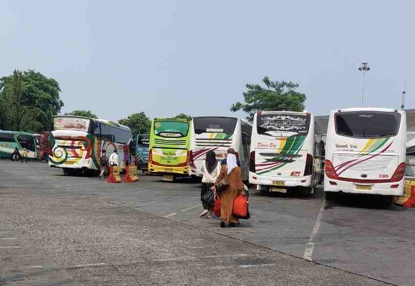 Aktivitas Penumpang di Terminal Kalideres Landai Jelang Pergantian Tahun