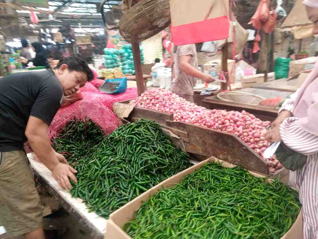 Harga Cabai di Pasar Induk Kramat Jati  Stabil, BahkanTurun